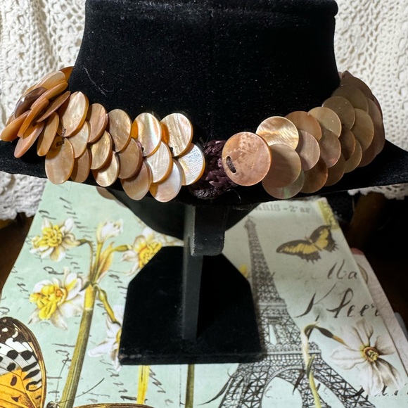 Mother of Pearl scalloped pink reflective necklace. - Picture 7 of 8